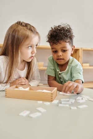 Mathe lernen, süßer afrikanisch-amerikanischer Junge spielt mit Mädchen, Montessori-Schulkonzept, diverse Kinder