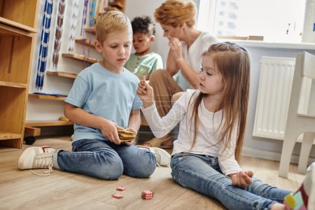 niña sosteniendo Montessori perlas de material cerca de niño, contando, aprendiendo a través del juego, niños y maestro