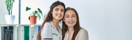 zwei fröhliche Lesben in der Arztpraxis lächeln in die Kamera und umarmen sich, ivf concept, banner