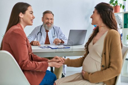 alegre gris barbudo médico mirando su amor pacientes lgbt que esperando su bebé, ivf concepto