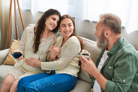 padre barbudo gris hablando con su alegre hija embarazada y su pareja, concepto ivf
