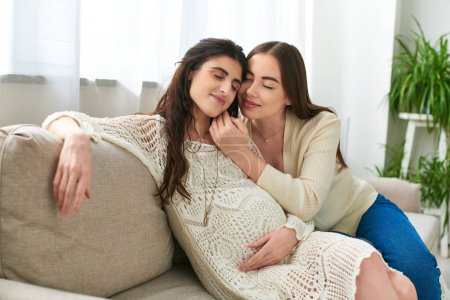glückliches lesbisches Paar, das sich mit geschlossenen Augen auf dem Sofa umarmt, Hand an Wange, Konzept der In-vitro-Fertilisation
