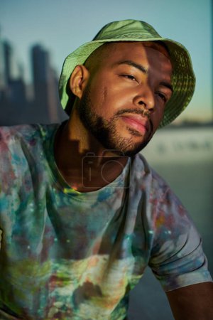 Foto de Retrato de guapo modelo masculino con estilo en panama en proyector digital luces, concepto de moda - Imagen libre de derechos