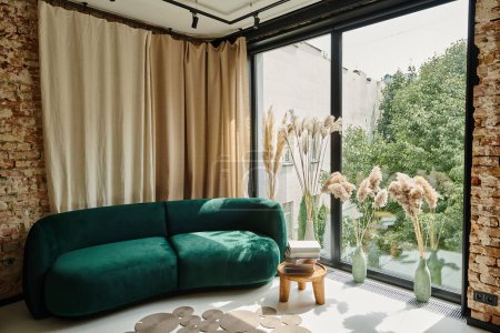 nowoczesny apartament z niebieską sofą welurową, książki na stoliku i panoramiczne okna, nowoczesny