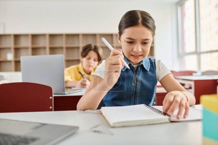 Ein junges Mädchen sitzt an einem Schreibtisch, hält Stift und Notizbuch in der Hand und ist voll mit Schreiben oder Zeichnen beschäftigt..