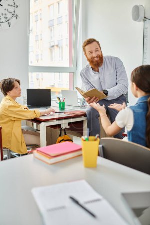 Eine Gruppe von Menschen sitzt an einem Tisch in einem hellen, lebhaften Klassenzimmer, während ein männlicher Lehrer sie in verschiedenen Themen unterrichtet und sich in interaktive Diskussionen vertieft..