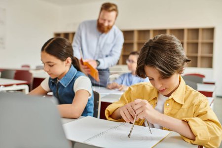 Eine Gruppe von Kindern sitzt aufmerksam an den Tischen, während ein männlicher Lehrer sie in einem hellen, lebhaften Klassenzimmer unterrichtet..