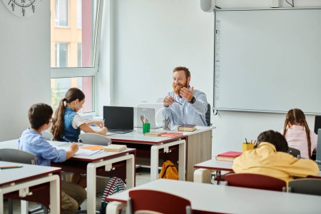 Un maestro masculino se sienta ante un grupo de estudiantes en un ambiente brillante y animado, participando en una instrucción interactiva.