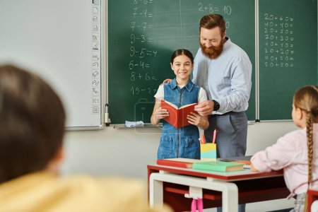Un homme debout à côté d'une petite fille devant un tableau noir, enseignant dans un cadre de classe lumineux et animé.