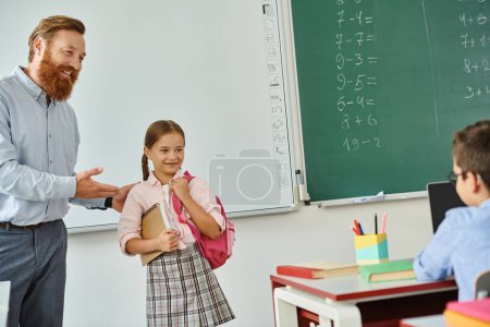Un profesor está junto a una niña en un salón de clases vibrante, participando en actividades educativas con un grupo diverso de niños.