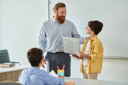 Un homme enseigne passionnément un groupe d'enfants dans un cadre de classe lumineux.