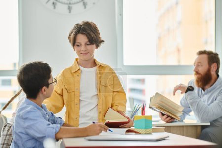Eine Gruppe von Individuen, darunter ein männlicher Lehrer, vertieft sich in das gemeinsame Lernen von Büchern an einem hell erleuchteten Tisch im Klassenzimmer..