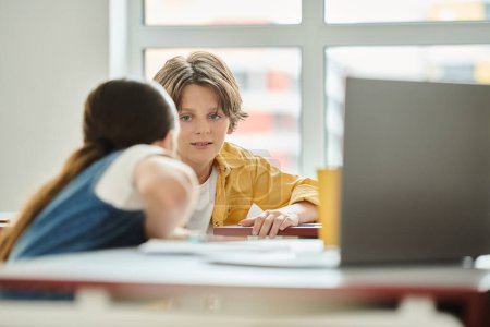 niños en un escritorio frente a una pantalla de computadora en un entorno de oficina moderno.