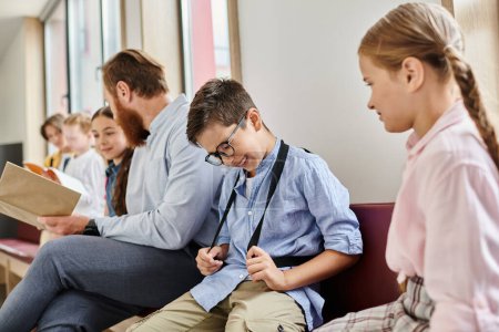 En un salón de clases luminoso y animado, un maestro instruye a un grupo diverso de niños que están sentados uno al lado del otro con atención.