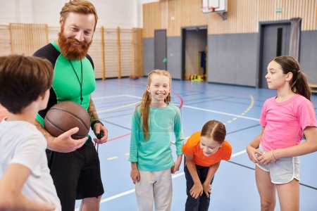 Ein männlicher Lehrer hält einen Basketball, während eine bunte Gruppe von Kindern um ihn herum in einem hellen, lebhaften Klassenzimmer steht..