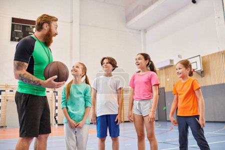 Un hombre sostiene una pelota de baloncesto, liderando a un grupo diverso de niños en un ambiente vibrante en el aula.