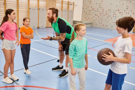 grupo de personas, dirigido por un maestro, de pie en un gimnasio con una pelota de baloncesto, que participan en una lección de baloncesto.