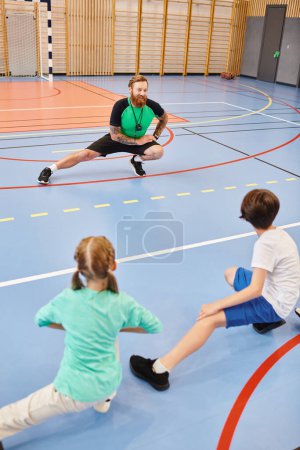 Un grupo diverso de niños haciendo ejercicio en el gimnasio