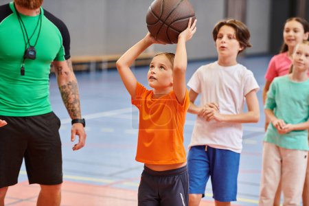Un grupo de niños pequeños de pie alrededor de una pelota de baloncesto mientras su maestro les instruye en un ambiente brillante y animado en el aula.