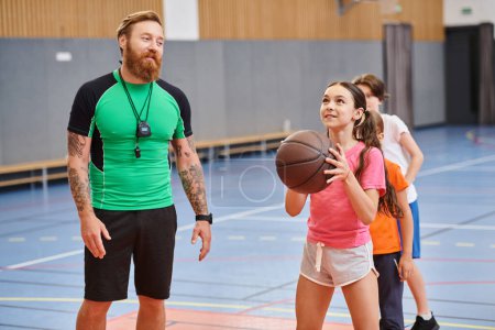 Un hombre está al lado de una chica, sosteniendo una pelota de baloncesto en su mano en un momento dinámico y atractivo.