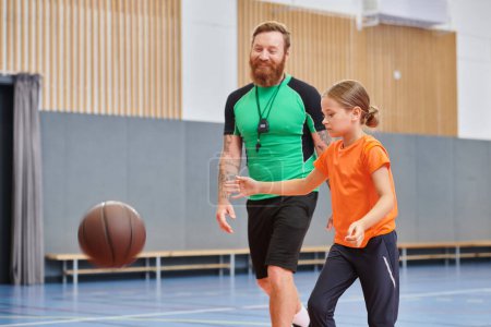 Ein Mann und ein kleines Mädchen spielen gemeinsam Basketball.
