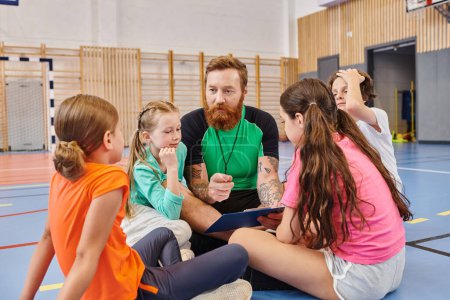 Un maestro se sienta en el suelo rodeado de un grupo diverso de niños en un ambiente de salón de clases luminoso y animado.