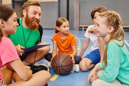 Un grupo diverso de niños se sientan atentamente alrededor de una pelota de baloncesto mientras su maestro masculino les instruye en un ambiente brillante y animado en el aula..