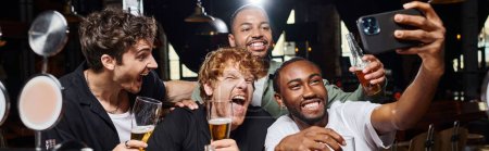 estandarte de feliz interracial hombres tomando selfie en smartphone y celebración de cerveza en bar, despedida de soltero