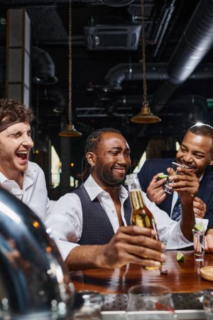 glücklich und betrunken interracial Freunde trinken Tequila und Bier in der Bar nach der Arbeit, männliche Freundschaft