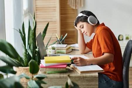 Téléchargez les photos : Femme séduisante détendue en chemise orange avec écouteurs étudiant sur ses notes à la maison, éducation - en image libre de droit