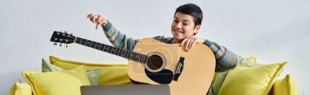 junge fröhliche Frau in lässiger Kleidung, die lernt, wie man auf entfernten Unterricht, Bildung, Banner Gitarre spielt