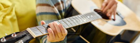 Ausgeschnittene Ansicht einer jungen Frau in lässigem Outfit, die lernt, wie man auf Fernunterricht Gitarre spielt, Banner