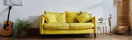 Objektfoto der großen gelben Couch im lebendigen geräumigen Wohnzimmer durch Wand mit Bildern, Banner