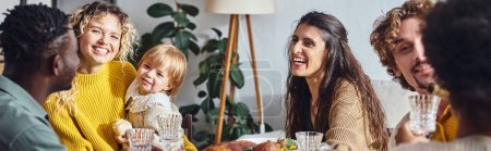 Téléchargez les photos : Bannière de heureux interracial famille et amis ayant dîner de vacances sur Thanksgiving près de la dinde - en image libre de droit