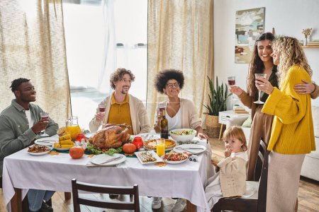 multikulturelle Freunde feiern Thanksgiving mit lgbt Familie und Kleinkind Baby-Mädchen, versammeln sich