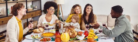 alegres amigos multiétnicos y familiares compartiendo sabrosa cena mientras celebran Acción de Gracias, pancarta
