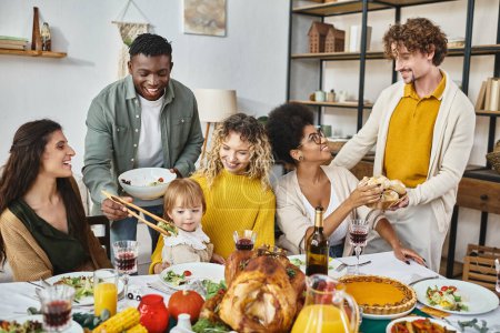 Erntedankfest, fröhliche multiethnische Freunde und Familie am Tisch mit Truthahn