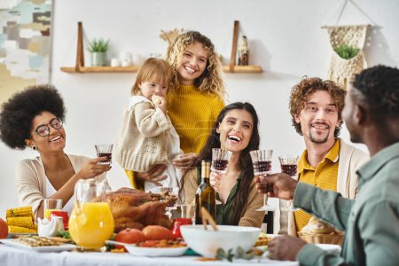 Frohes Erntedankfest, fröhliche multiethnische Freunde und Familienjubel mit Gläsern Rotwein
