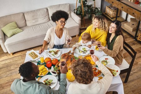 Joyeux Thanksgiving, joyeux amis multiethniques et la famille passer un bon moment ensemble pendant les vacances