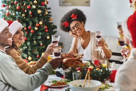 Winterurlaub und Menschen-Konzept, fröhliche multiethnische Familie und Freunde feiern Weihnachten