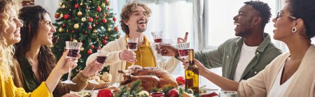 familia multicultural gestos y riendo sentado en la mesa festiva celebrando la Navidad, pancarta