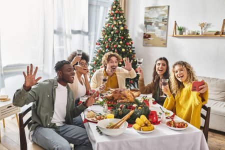 Multikulturelle fröhliche Verwandte, die fröhliche Selfies machen, aktiv lachen und gestikulieren, Weihnachten