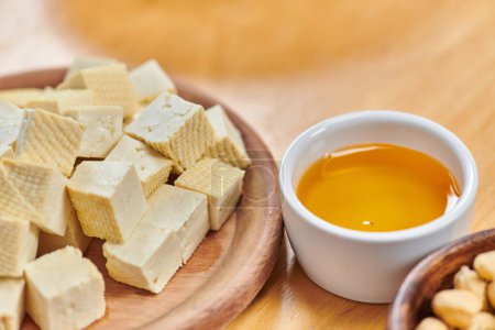 primer plano de sabroso queso de tofu y aceite de oliva natural, alimentación saludable y vegetarianismo concepto