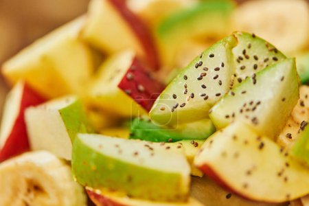 Nahsicht auf vegetarischen Salat mit frischem Obst und Honig mit Sesam, kulinarischer Genuss