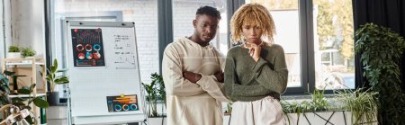 Téléchargez les photos : Amis afro-américains réfléchis en tenues décontractées travaillant ensemble, concept d'entreprise, bannière - en image libre de droit