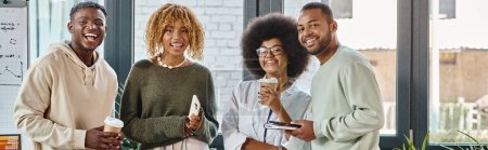 Afrikanisch-amerikanische Freunde mit Kaffeetassen, die fröhlich in die Kamera lächeln, Arbeitsprozess, Banner