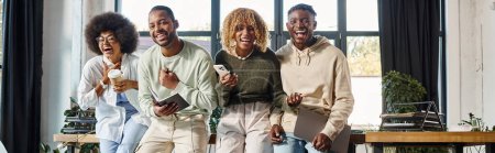 Téléchargez les photos : Jeunes amis afro-américains riant tout en travaillant sur le projet, concept d'entreprise, bannière - en image libre de droit