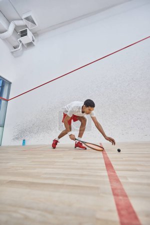 Aktiver afrikanisch-amerikanischer Sportler beim Squash auf dem Court, Herausforderung und Motivation