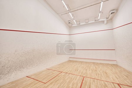 moderner Squashplatz mit weißen Wänden und poliertem Boden, Motivations- und Zielstrebigkeitskonzept