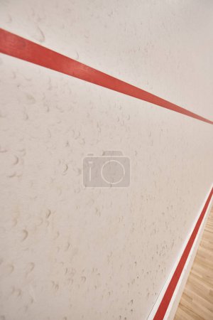 Téléchargez les photos : Salle de court de squash moderne avec murs blancs et bande rouge, concept de motivation et de détermination - en image libre de droit